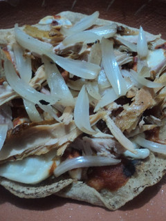 Una foto de Tostadas de pollo asado con cebolla marinadas en chile güero y hierba santa las Correa