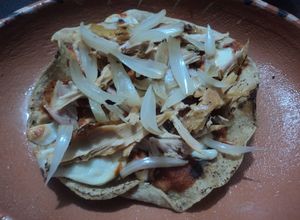 Una foto de Tostadas de pollo asado con cebolla marinadas en chile güero y hierba santa las Correa