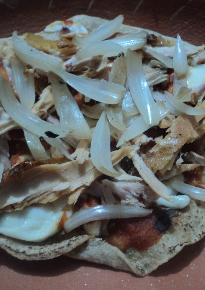 Una foto de Tostadas de pollo asado con cebolla marinadas en chile güero y hierba santa las Correa