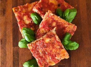 Foto di Pizza margherita con farina di semola saraceno e curry