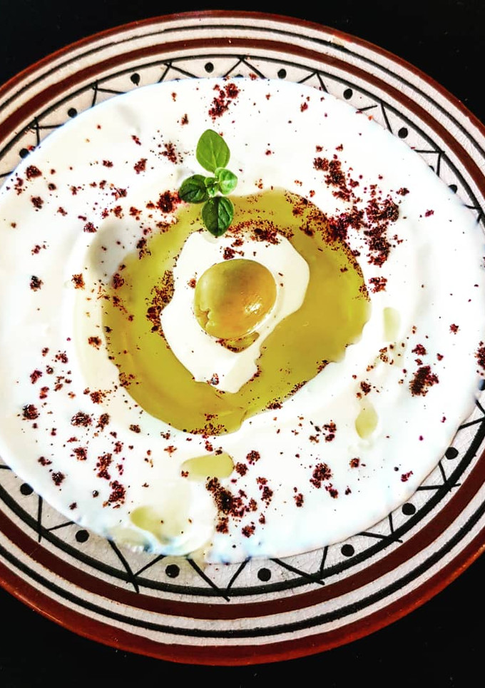 Una foto de Mezze: Labneh y Sumac