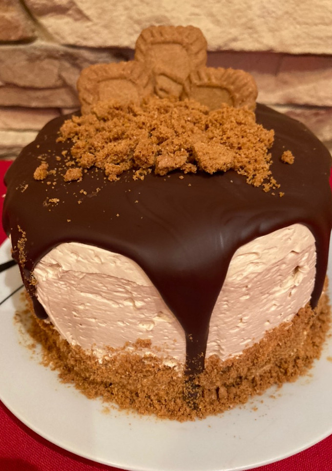 Una foto de Tarta con crema de Lotus y cobertura de chocolate negro