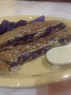 Una foto de Tortilla de patata violeta con cebolla caramelizada y cabrales