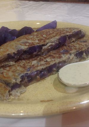 Foto principal de Tortilla de patata violeta con cebolla caramelizada y cabrales