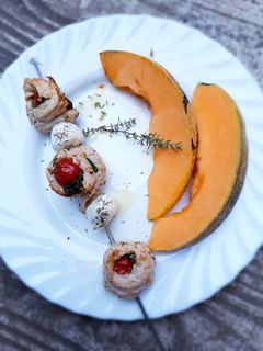 Une photo de Saltimbocca tomate, basilic et mozzarella