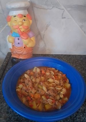 Una foto de Guiso de caracolitos y carne picada 🍲