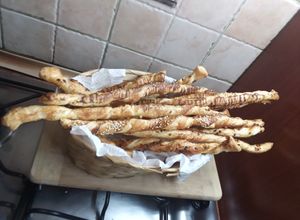Foto di Bastoncini di pasta sfoglia con sesamo e semi di lino