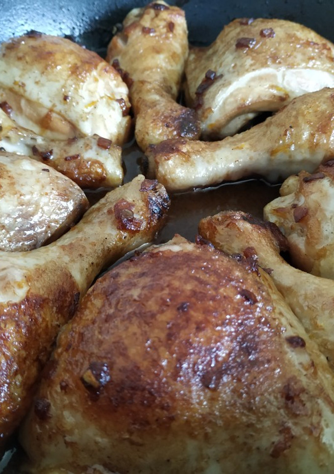 Una foto de Muslos de pollo en salsa de soja y naranja