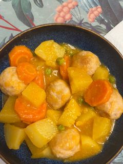 Una foto de Albóndigas a la jardinera con patatas