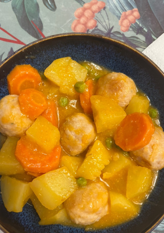 Una foto de Albóndigas a la jardinera con patatas