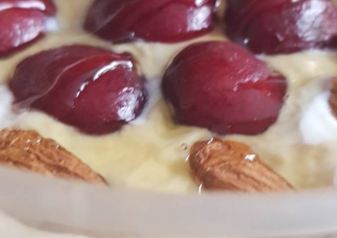 Vegan cherry bakewell overnight oats