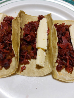 Una foto de Tacos light de flor de jamaica con queso