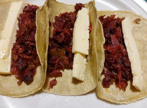 Una foto de Tacos light de flor de jamaica con queso