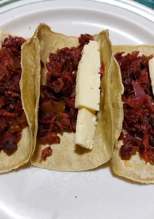 Una foto de Tacos light de flor de jamaica con queso
