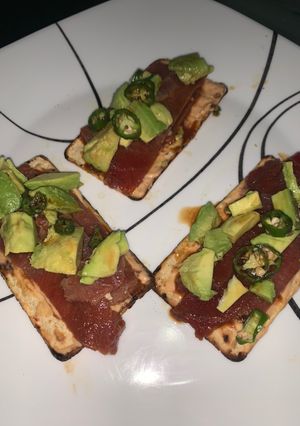 Una foto de Tostaditas de atún fresco