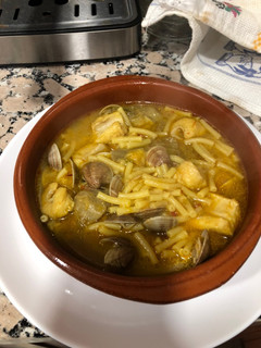Una foto de Fideos con pescado y almejas