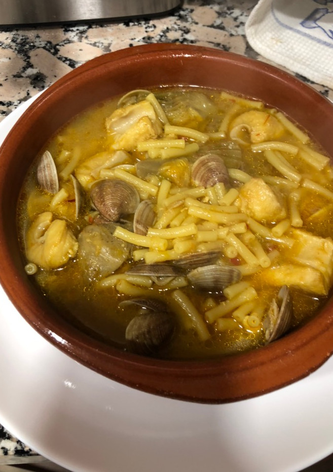 Una foto de Fideos con pescado y almejas