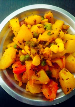 आलू कॉर्न, मटर की सूखी सब्जी (Aloo corn, matar ki sookhi sabzi recipe in hindi) रेसिपी मुख्य फोटो