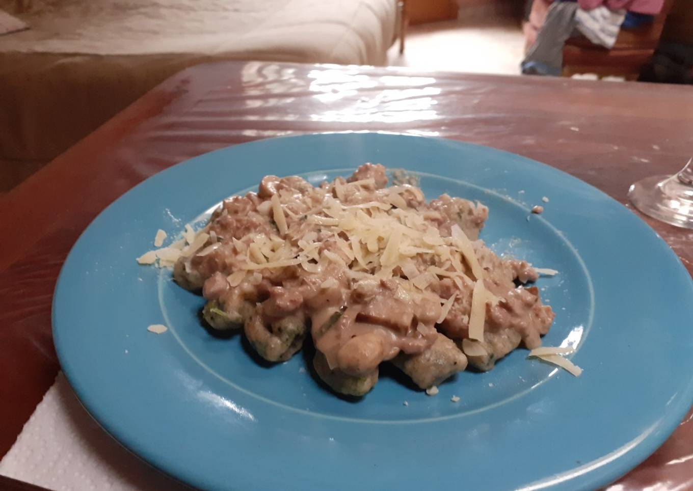 Ñoquis integrales con espinaca a la bolognesa blanca
