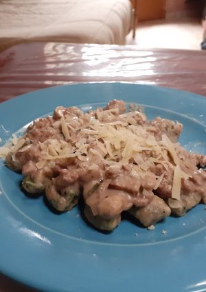 Una foto de Ñoquis integrales con espinaca a la bolognesa blanca