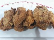 Una foto de pollo frito con maizena