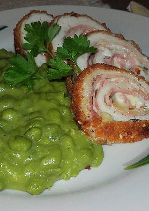 Töltött csirkemell tekercs zöldborsó főzelékkel recept fotója