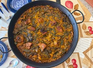 Una foto de Paella de pollo y costillas