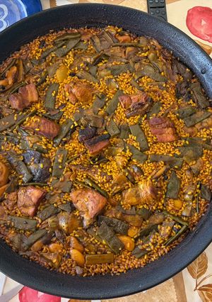 Una foto de Paella de pollo y costillas