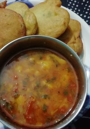 दाल का दुस्का, आलू टमाटर की सब्जी (Dal ka duska, aloo tamatar ki sabzi recipe in Hindi) रेसिपी मुख्य फोटो