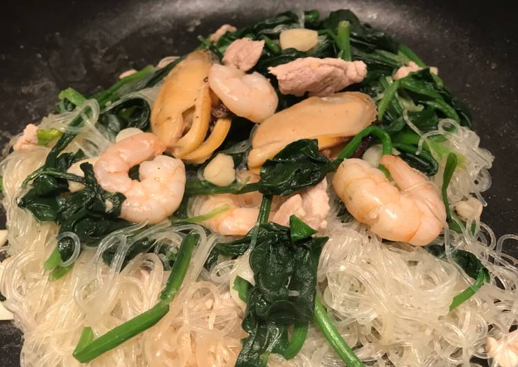 Recipe of Yummy Super Healthy Cellophane noodles with shrimps mussels pork fried vegetables