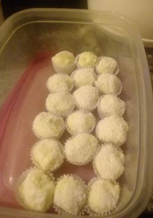 Una foto de Bombones de coco y leche condensada