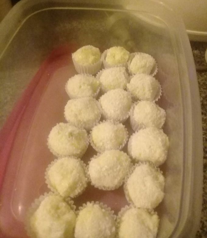 Una foto de Bombones de coco y leche condensada