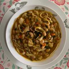 Una foto de Porotos con riendas y verduras!