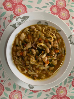 Una foto de Porotos con riendas y verduras!