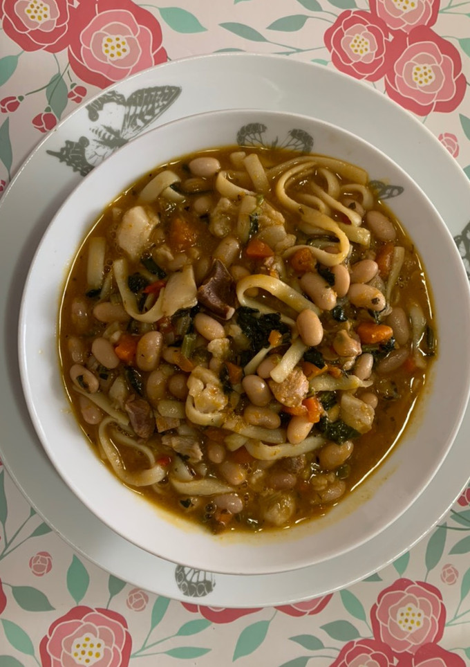 Una foto de Porotos con riendas y verduras!