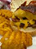Cheeseburger Duplo com Cheddar e Fatias de Bacon