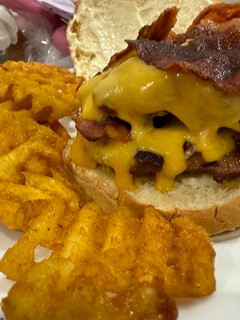 Foto de Cheeseburger Duplo com Cheddar e Fatias de Bacon