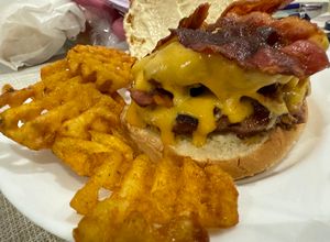 Foto de Cheeseburger Duplo com Cheddar e Fatias de Bacon