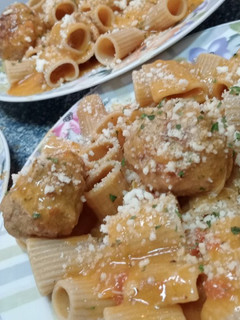 Una foto de Albóndigas🧆 en salsa con pasta rigatoni🍝y queso 🧀