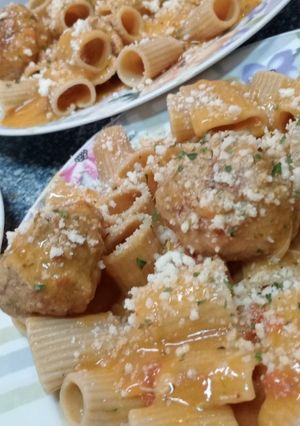 Una foto de Albóndigas🧆 en salsa con pasta rigatoni🍝y queso 🧀