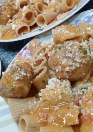 Una foto de Albóndigas🧆 en salsa con pasta rigatoni🍝y queso 🧀