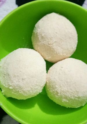 A picture of Maida laddu.