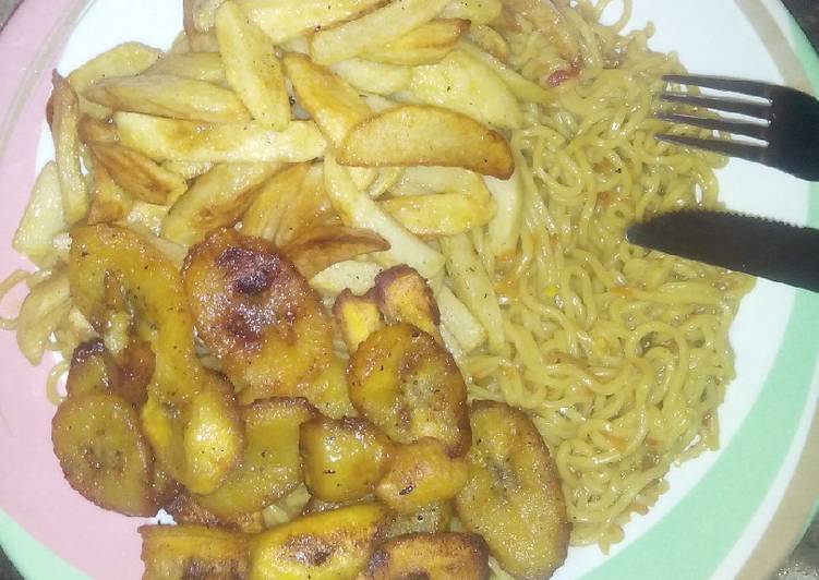 Easy Way to Prepare Appetizing Chips,plantain and Indomie(Breakfast idea)