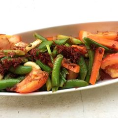 A picture of Sugar Snap Pea And Carrot With Broccoli.