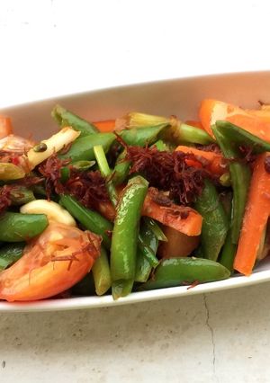 A picture of Sugar Snap Pea And Carrot With Broccoli.