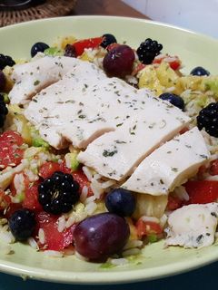 Una foto de Ensalada de arroz con pollo, tomate, aguacate y piña