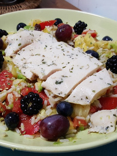 Una foto de Ensalada de arroz con pollo, tomate, aguacate y piña
