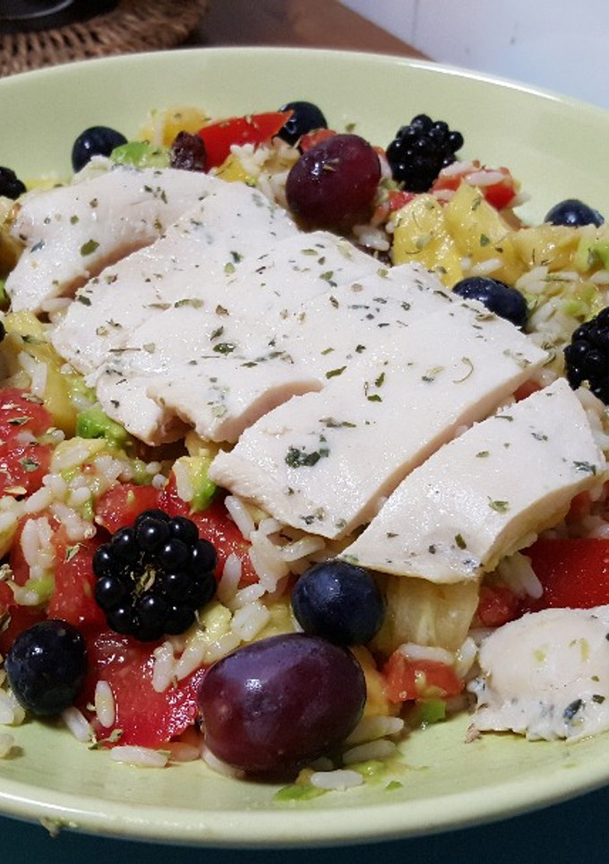 Una foto de Ensalada de arroz con pollo, tomate, aguacate y piña