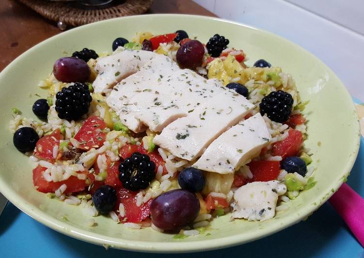 Ensalada de arroz con pollo, tomate, aguacate y piña