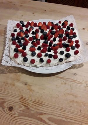Una foto de Tarta de nata y frutos rojos del bosque